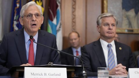 Merlick Garland y Christopher Wray realizaron una conferencia para hablar sobre este tema.
