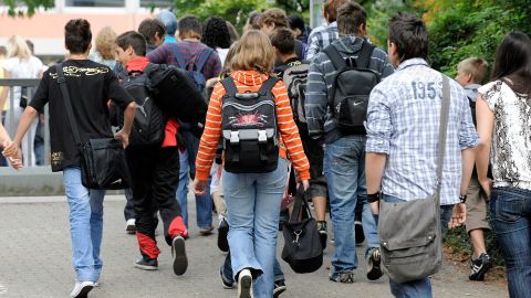 La misión de la escuela es ayudar a los estudiantes de diversos orígenes culturales y académicos en su transición al sistema educativo estadounidense.