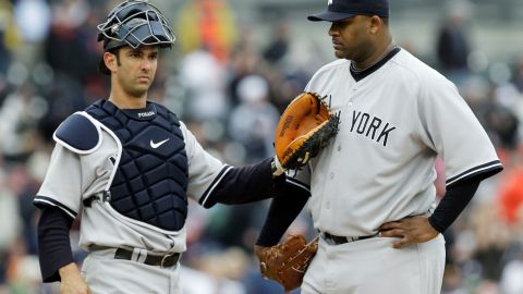 Jorge Posada (L) y C.C. Sabathia (R) durante una apertura en 2010.