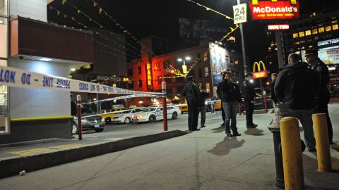 NYPD estaban rastreando la zona en búsqueda de imágenes de cámaras de seguridad que pudiesen ayudar a identificar al pistolero.