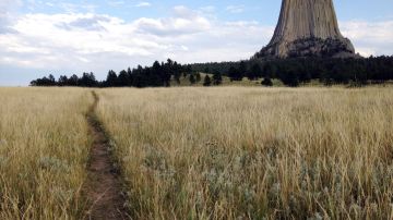 Escalador muere al caer en la temida "Torre del Diablo" en Wyoming