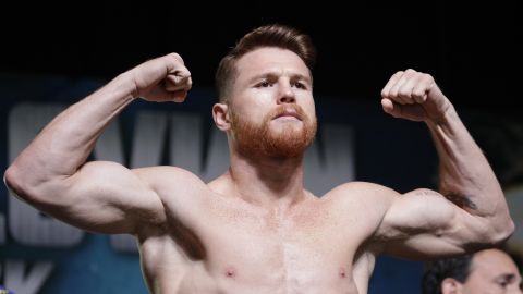 Canelo Alvarez durante un pesaje.