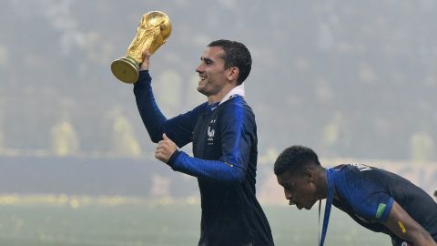 Antoine Griezmann celebra con la Copa del Mundo tras ganar el Mundial de Rusia 2018 con Francia.