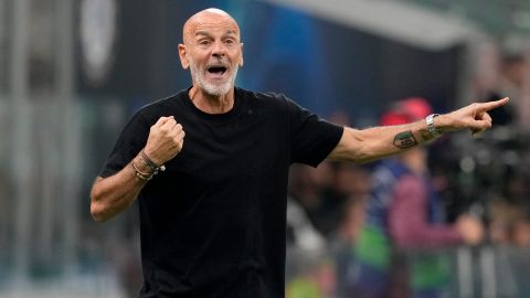 Stefano Pioli dirigiendo durante un partido de la UEFA Champions League.