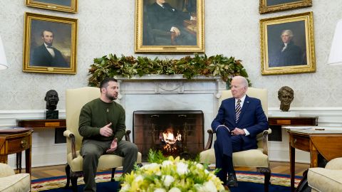 El presidente ucraniano, Volodymyr Zelenskyy, habla durante su reunión con el presidente Joe Biden en la Oficina Oval de la Casa Blanca, el miércoles 21 de diciembre de 2022, en Washington.