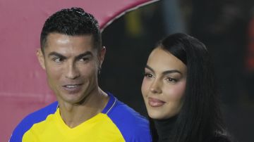 Cristiano Ronaldo mira a Georgina Rodríguez durante su presentación con el Al-Nassr.