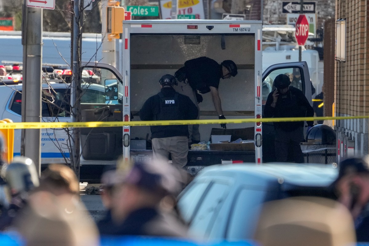 Oficial de NYPD impactado de bala y otros 3 heridos en enfrentamiento en metro de Brooklyn