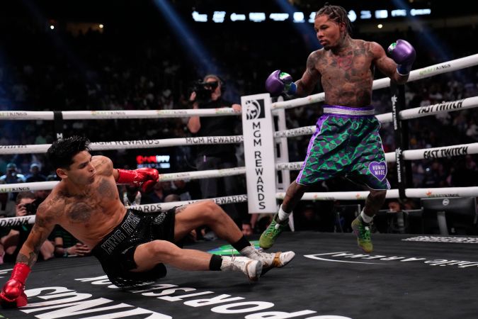 Gervonta Davis tumbando a la lona a Ryan García.