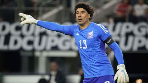 Guillermo Ochoa durante un partido con la selección mexicana.