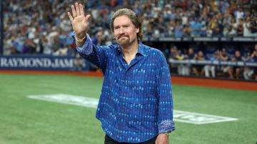 Wade Boggs agradece los aplausos de los fanáticos tras ingresar al Salón de la Fama de Tampa Bay Rays en 2023.