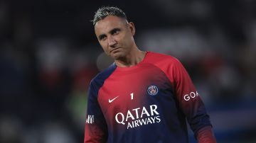 Keylor Navas calentando antes de un encuentro con el PSG en la Ligue 1.