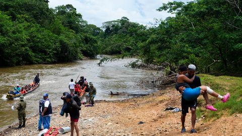 Los migrantes que se dirigen al norte llegan en barco a Lajas Blancas, provincia de Darién, Panamá.