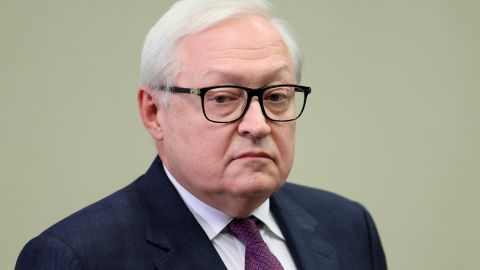 Riabkov recalcó que pese al aumento de las amenazas en Rusia, nadie duda de que "los enemigos serán derrotados en el campo de batalla".