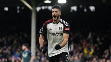 Raúl Jiménez celebra en un partido entre el Arsenal y el Fulham en 2023.