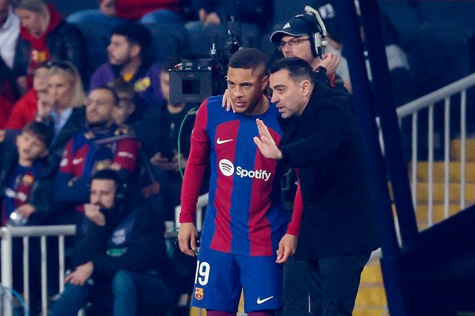 Vitor Roque recibiendo indicaciones de Xavi Hernández.