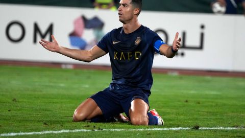 Cristiano Ronaldo muestra su disconformidad durante un partido ante Al-Shabab en Arabia Saudita.