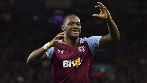 Jhon Durán durante un encuentro de la UEFA Conference League con Aston Villa.