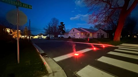 Dos muertos en Minnesota luego de que un auto se estrellara contra el patio de una taberna