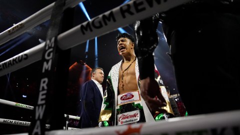Jaime Munguía durante la pelea ante Canelo Álvarez.