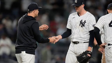 Aaron Boone retira del juego a Clay Holmes durante un duelo ante Seattle Mariners.