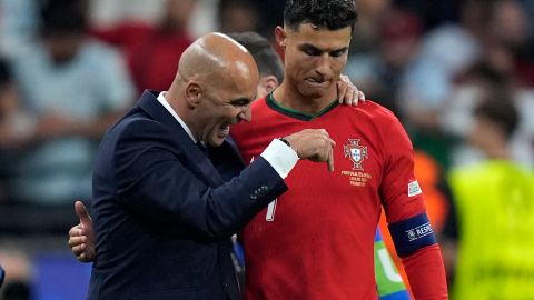 Cristiano Ronaldo junto al entrenador de Portugal, Roberto Martínez.