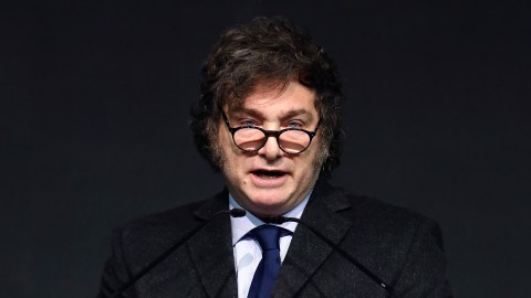 El gobierno de Javier Milei en Argentina fue el primero en condenar la orden de arresto contra el líder opositor venezolano.