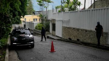 Una patrulla de la policía se encuentra estacionada frente a la embajada de Argentina, donde algunos miembros de la oposición venezolana buscaron asilo.