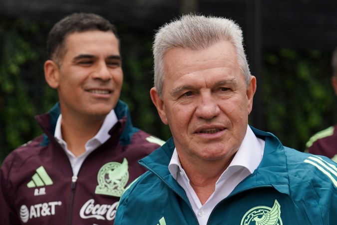 Javier Aguirre (R) y Rafa Márquez (L) comenzaron con pie derecho su ciclo en México.