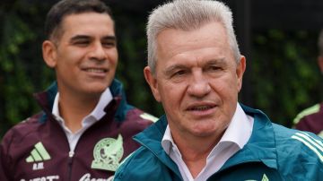 Javier Aguirre (R) y Rafa Márquez (L) comenzaron con pie derecho su ciclo en México.