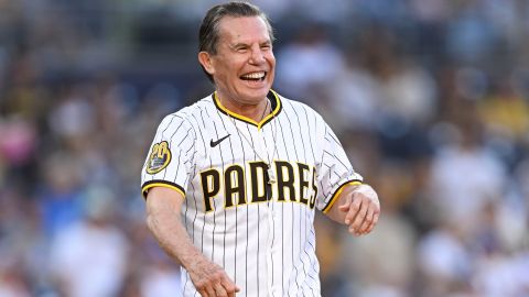 Julio César Chávez realiza un lanzamiento inicial en el Petco Park de San Diego antes de un partido frente a Dodgers en 2024.