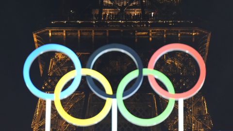 Anillos olímpicos en la Torre Eiffel.