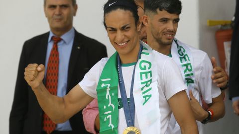 Imane Khelif celebra su oro olímpico tras su llegada a su natal Algeria.