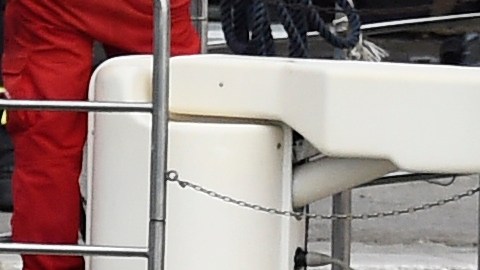 Los buzos de los bomberos italianos sacan a tierra en una bolsa verde el cuerpo de una de las víctimas del barco de bandera británica Bayesian.