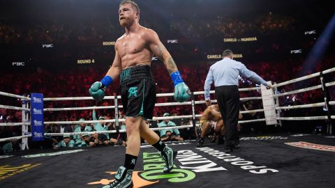 Canelo Álvarez camina sobre el ring tras noquear a Jaime Munguía.