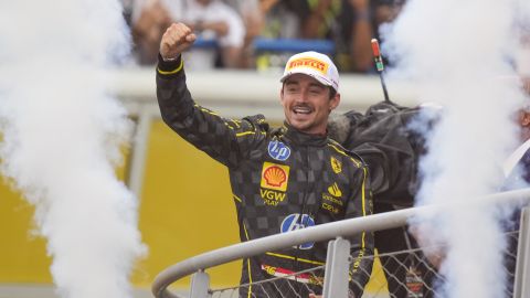 Charles Leclerc celebra tras llevarse el Gran Premio de Italia.