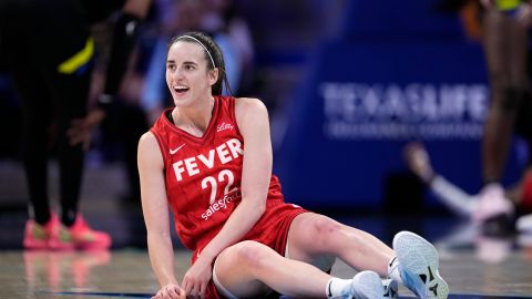 Caitlin Clark sonríe durante un encuentro ante Dallas Wings.