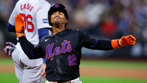 Francisco Lindor celebra una base robada ante Boston Red Sox.