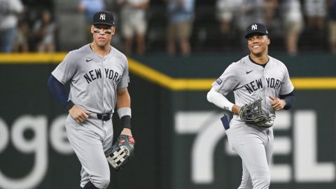 Aaron Judge y Juan Soto durante un encuentro entre los New York Yankees y los Texas Rangers.