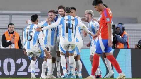 Argentina no extraña a Messi con goleada 3-0 a Chile