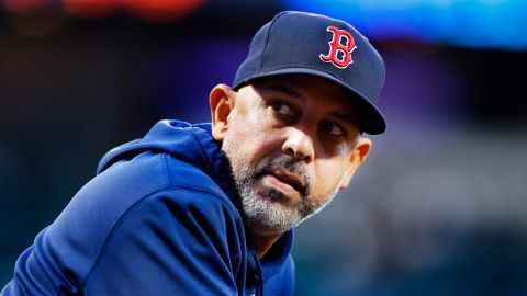 Alex Cora es el actual manager de los Boston Red Sox.