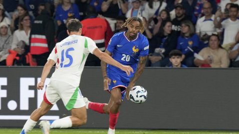 Bradley Barcola enfrenta al italiano Andrea Cambiasso.