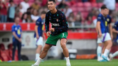 Cristiano Ronaldo durante el calentamiento antes de enfrentar a Escocia en la UEFA Nations League.