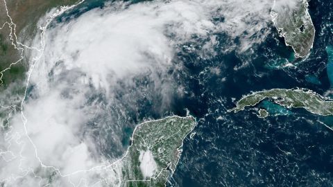 La tormenta tropical Francine se formó frente a la costa de México y se prevé azote Texas con lluvias.