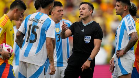 Jugadores de Argentina recriminan al árbitro principal la pena máxima que sentenció a favor de Colombia.