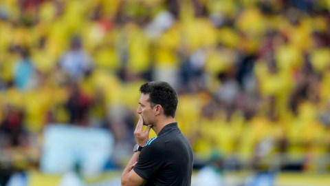 Lionel Scaloni durante el partido de Eliminatorias Sudamericanas entre Argentina y Colombia.