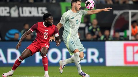 Santiago Giménez y Alphonso Davies en amistoso entre México y Canadá.