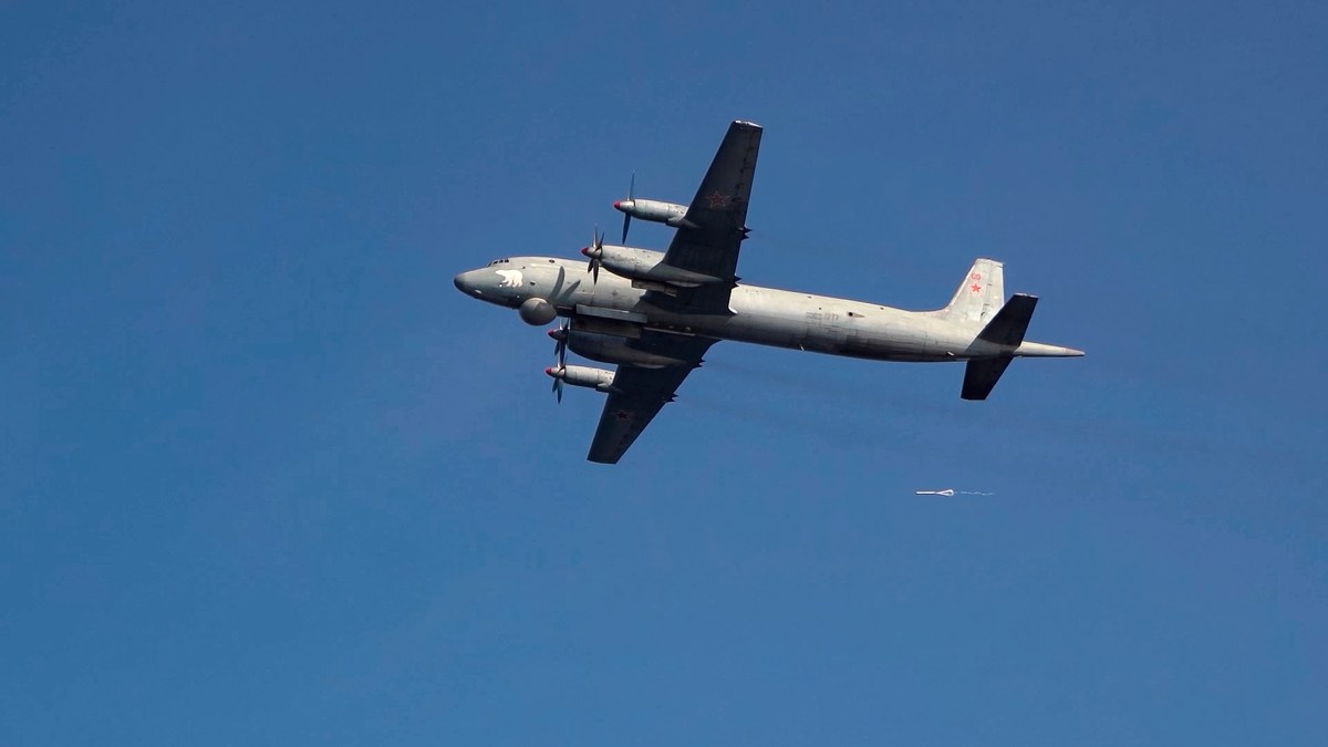 Avión militar ruso es detectado frente a la costa de Alaska