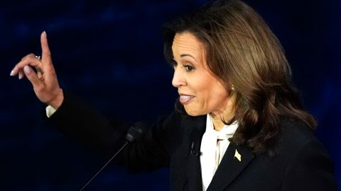 Kamala Harris durante debate en Pennsylvania