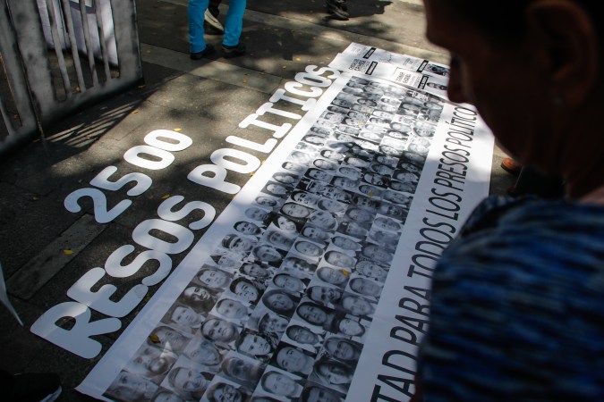 Una manifestante pide "Maduro, cierra el helicoide", donde el Servicio Bolivariano de Inteligencia Nacional mantiene detenidos a los presos políticos.