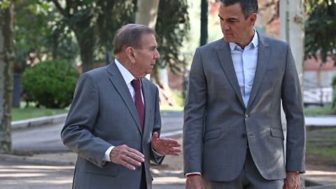 El líder opositor venezolano exiliado Edmundo González camina con el primer ministro español Pedro Sánchez afuera del Palacio de la Moncloa en Madrid.